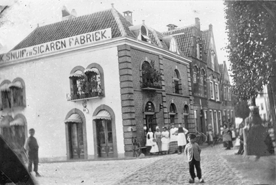 127622 Gezicht in de Korte Havenstraat te Oudewater, met links de sigarenfabriek van de firma Montijn (Visbrug 2).